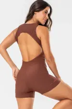 Macaquinho fitness canelado marrom, não marca celulite, modelagem confortável e firme. Ideal para treinos e uso diário com estilo e conforto.