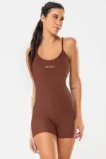 Macaquinho fitness canelado marrom, não marca celulite, modelagem confortável e firme. Ideal para treinos e uso diário com estilo e conforto.