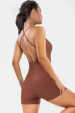 Macaquinho fitness canelado marrom, não marca celulite, modelagem confortável e firme. Ideal para treinos e uso diário com estilo e conforto.